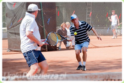 Aktorzy na korcie w Wałczu